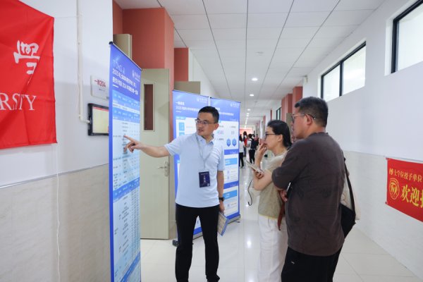 泸深投 选专业OR选学校？AI专业能选吗？志愿填报咨询会上，考生和家长最想问这些